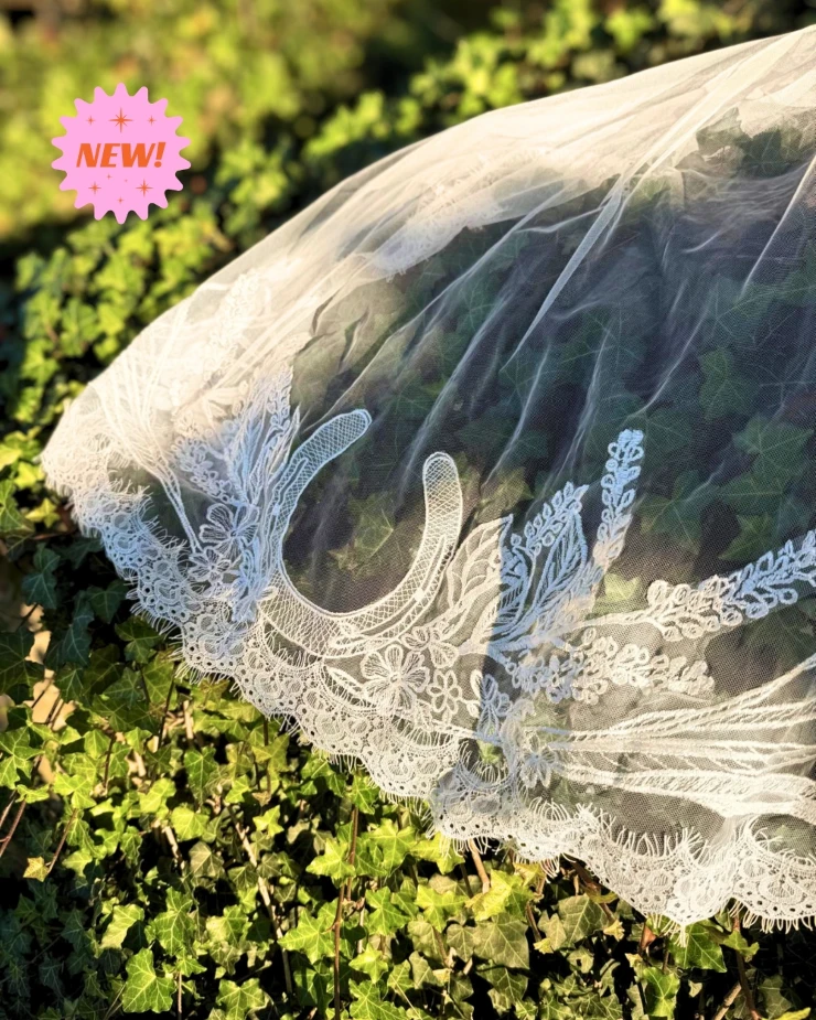 The Fingertip Horseshoe Wildflower with Lace Default Thumbnail Image